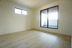 主寝室としてお使いいただけそうなこちらのお部屋は、日当たりが良く、爽やかな風を感じて起きる朝は、快適生活の始まりに。