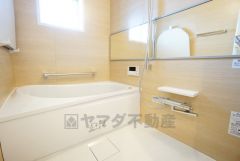 横長の鏡が、空間に奥行をもたらし、広々としたバスルームを印象付けています。リラックスできるバスタイムを過ごせま す。