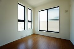 2面採光を確保した明るい室内は、風通しも良く、大変居心地の良い空間となっております。爽やかな風を感じて起きる朝は、快適生活の始まりに。