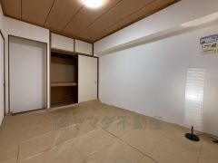 リビング隣には、ホッとできる和室を用意。客間としてはもちろん、お子様のお昼寝スペースや書斎としても活躍してくれそうです＾＾