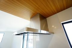 お手入れが簡単なスリム型レンジフードです。調理により発生する油煙や臭いを吸い込み、屋外へ排気してくれます。