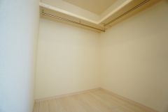 同仕様写真。洋室にはハンガーパイプ付きのウォークインクローゼットが設けられています。たっぷり収納できるので衣替えの心配もいりませんね＾＾