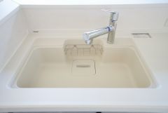 広々とした凸型シンクに洗剤ポケットを標準装備。大きなお鍋など洗いやすいです。