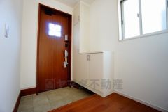 同仕様写真。たっぷり収納できるシューズボックスです。家族全員の靴がきれいに整頓できます。棚の上にお花や写真を飾っても良いですね。