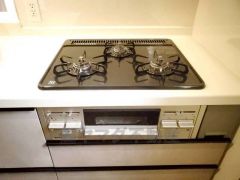 複数の調理を一度に行うことができる3口コンロ。効率よくお料理が出来ます。毎日のお料理も楽しくなりますね＾＾