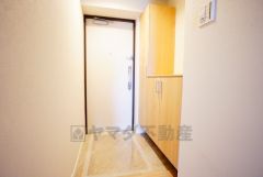 たっぷり収納できるシューズボックスです。家族全員の靴がきれいに整頓できます。棚の上にお花や写真を飾っても良いですね。