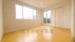 寛ぎの時間を紡ぎだす主寝室は、大型ベッドを置いても余裕の広さを確保しています。