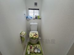 温水洗浄機付トイレです。節水機能もあるので、安心して使えますね。もちろん、1階2階の2ヶ所にトイレがあるので、忙しい朝にもゆとりができますね。