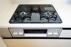 3種類の料理が同時に調理できる、3口ガスコンロ。忙しい夕食の支度時間が短縮できて効率よくお料理が楽しめます。