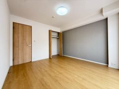 住む人のこだわりを活かす洋室。日当たりがよく、寝室としての利用もおすすめ。広めのクローゼットには荷物をすっきり片付けられ、ゆとりのある暮らしが出来ます＾＾