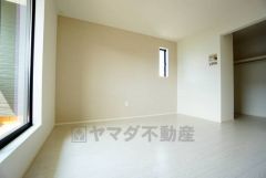 2面採光を確保した明るい室内は、風通しも良く、大変居心地の良い空間となっております。爽やかな風を感じて起きる朝は、快適生活の始まりに。