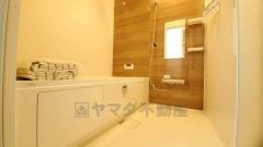 1日の疲れを癒すくつろぎのバスルーム。足を伸ばしてもゆったりと入れるサイズです。お子様と一緒にお風呂に入っても狭くないですね^^