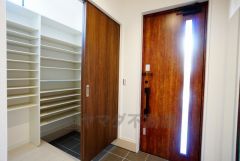 同仕様写真。ご家族の靴をスッキリと片付けられるシューズボックス付きの玄関です＾＾スッキリと片付いた玄関は気持ちがいいです。