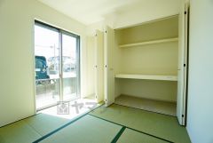 リビング横の和室は、思い切りお子様が遊べるキッズスペースに。柔らかい畳の上なら、お子様が転んでも怪我をしにくく安心です。