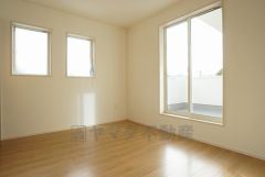 同仕様写真。寛ぎの時間を紡ぎだす主寝室は、大型ベッドを置いても余裕の広さを確保しています。