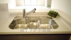 広々としたステンレスシンクには、洗剤やスポンジを収納出来るラック付き。広さも確保しているので、大きなお鍋も洗いやすいです。