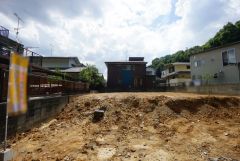 現地（2026年9月2日）撮影。駐車スペースはゆとりある2台分を確保。マイカー用に、お客さま用に、余裕を持ってご利用いただけます。