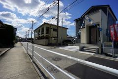 住人以外の車の進入も少なく、小さなお子様を持つご家庭にも安心です。落ち着いた住宅地内で快適な生活を実現してみませんか。