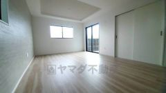 大きな窓のあるリビングは、陽光あふれる明るい空間です。居心地良く、ご家族皆がゆったり寛げる憩いの空間となりそうです。