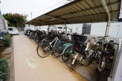 大切な自転車を守れるよう屋根付きの自転車置き場になっております。