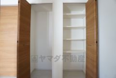 同仕様写真。食品や飲料、調理器具を収納できるパントリー付き。週末に買いだめした食料を楽々収納できます。
