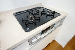 複数の調理を一度に行うことができる3口コンロ。効率よくお料理が出来ます。毎日のお料理も楽しくなりますね＾＾