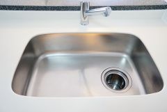 大きなお鍋も楽々洗える幅の広いシンクです＾＾ステンレスシンクなので簡単にお掃除できますよ。洗剤やスポンジもすっきりできる収納付き。
