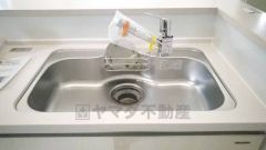 広々としたステンレスシンクには、洗剤やスポンジを収納出来るラック付き。広さも確保しているので、大きなお鍋も洗いやすいです。