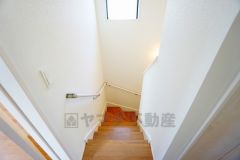 小さなお子様やご高齢の方でも安心できる、手すり付き階段。段差も低めで設定されており、安全性にも優れています。