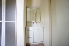三面鏡裏収納付き洗面化粧台です＾＾ 歯磨きセットやスキンケア用品などの収納に便利ですね。 生活感も隠すことができ、来客時にも安心です。