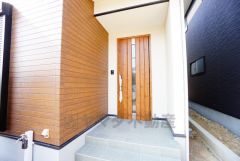 かざすだけで開閉できる、タッチキー採用の玄関。お買い物帰りで、両手がふさがってきても簡単に中に入れます＾＾