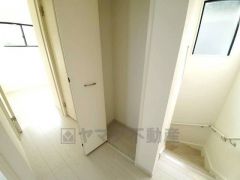 2階の廊下にも収納を確保。各居室に入りきれなかった荷物や、2階で使用する日用品のストック置き場に便利です。