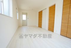 暖かい日差しが差し込む洋室。たっぷり収納できるクローゼット付きでお部屋の中をすっきりと快適に保てます。
