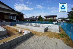 現地（2026年10月20日）撮影。閑静な住宅地＾＾広々LDK18帖＾＾ウォークインクローゼット完備＾＾カースペース2台分確保＾＾