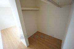 季節物の衣類もスッキリ収納できるウォークインクローゼット。クローゼット内で洋服のコーディネートから着替えまで中で出来るので、部屋が散らかりにくいです。