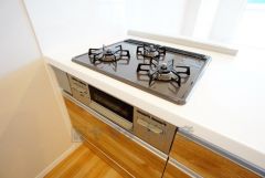 複数の調理を一度に行うことができる3口コンロ。効率よくお料理が出来ます。毎日のお料理も楽しくなりますね＾＾