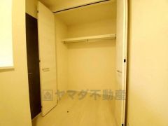 2階トイレの横に収納スペースがあります。日用品のストックや掃除道具などの収納に便利です。