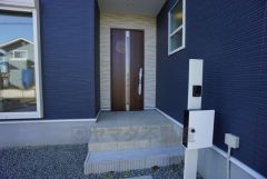 家の顔となる玄関扉がかっこいいと、たくさんの人を招き入れたくなりますね＾＾奥まって設置されており、雨にも濡れにくくなっています。