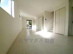 大きな窓のあるリビングは、陽光あふれる明るい空間です。居心地良く、ご家族皆がゆったり寛げる憩いの空間となりそうです。