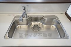色も形もキレイなシンクは、広さも確保しているので、大きめの鍋も簡単に洗えます。