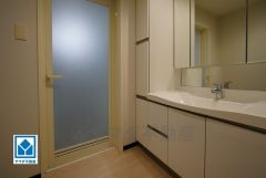 家具家電撤去後のイメージです。三面鏡つき洗面台。鏡裏にたっぷりとした収納スペースがあります。鏡を閉めてしまえば小物は見えないため、スッキリとした印象の洗面台にできます。