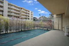 約12坪の専用庭。南向きで日当たり良好。ガーデニングや家庭菜園、お子様の遊び場としても活躍するプライベート空間です。