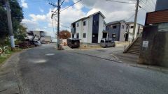 現地（2025年11月18日）撮影。大型車の通行が少なく、騒音や振動が少ないので静かで快適な生活を送れます。