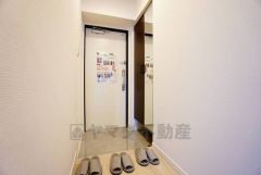 たっぷり収納できるシューズボックスです。全身鏡付きで、お出かけ前にコーディネートのチェックが出来ますね。