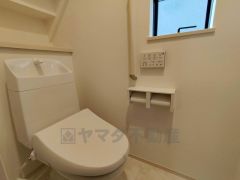 温水洗浄機付トイレです。節水機能もあるので、安心して使えますね。もちろん、1階2階の2ヶ所にトイレがあるので、忙しい朝にもゆとりができますね。
