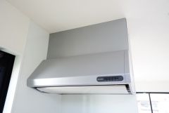 コンロ上には換気扇完備＾＾調理時の蒸気や匂いが換気扇に誘導され、効率的に排煙ができます＾＾