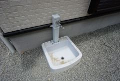 あると便利な外水栓。庭や駐車場まわりの掃除、洗車、アウトドア用品の洗浄が家の中を汚さずに行え、日常の手間を大幅に減らせる便利な設備です。