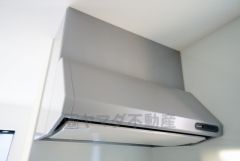 お手入れが簡単なスリム型レンジフードです。調理により発生する油煙や臭いを吸い込み、屋外へ排気してくれます。