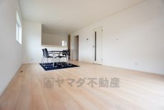 リビングは広々とした設計で、家族が集い、寛ぐ暮らしの空間を演出しています。