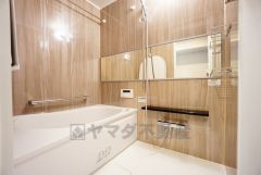 バスルームの洗い場の床材は水はけの良い素材を採用。カビが生えにくい設計になっております。